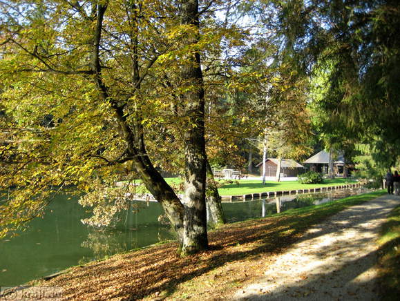 Prihod do Račjega otoka ob vzhodni strani zgornjega jezera