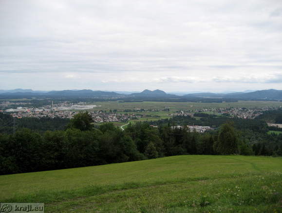 Šmarna gora v ozadju