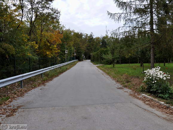 Krajši del poti gre po lokalni cesti