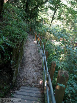 Pot iz starega mestna jedra v kanjon