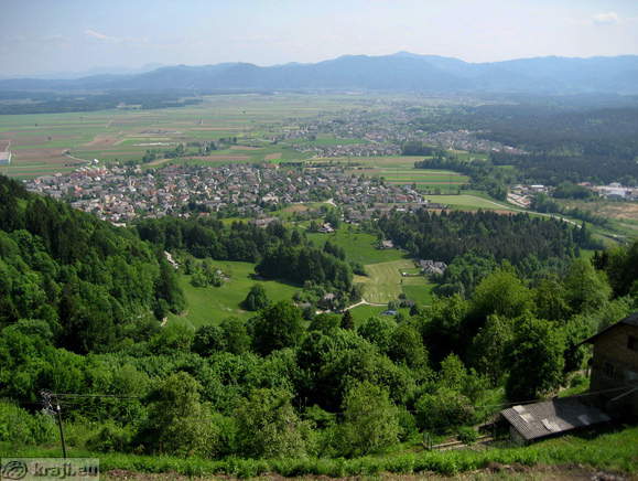 Stražišče s poti na Šmarjetno goro Stražišče s poti na Šmarjetno goro