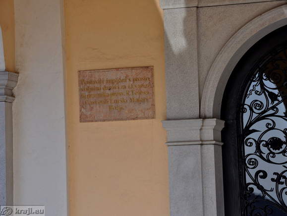 Spominska plošča o postavitvi kapele