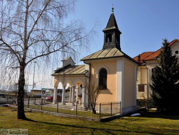 Pogled od zadaj na Kapelo Lurške Matere božje