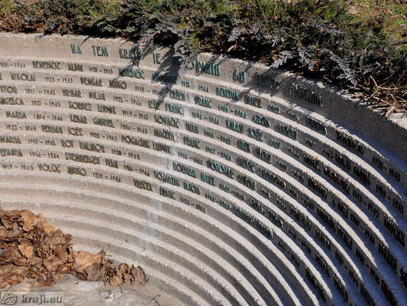 Na tem kraju je pokopanih 60 žrtev fašizma Na tem kraju je pokopanih 60 žrtev fašizma