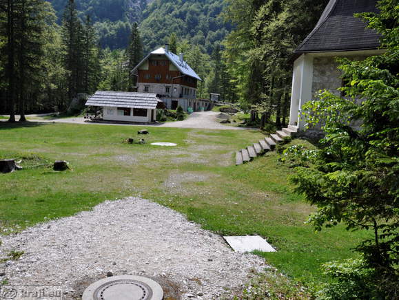 Aljaževa kapela v bližini Aljaževega doma v Vratih