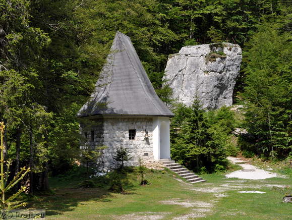Aljaževa kapela sv. Cirila in Metoda in plezalna skala v ozadju