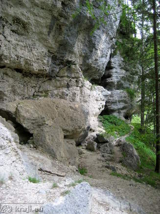 Footpath along conglomerate cliff