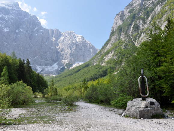 Spomenik v obliki klina v zadnjem delu doline Vrata