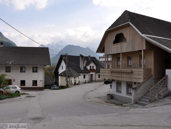 Manjši trg okrog trgovine Pr' Katr'