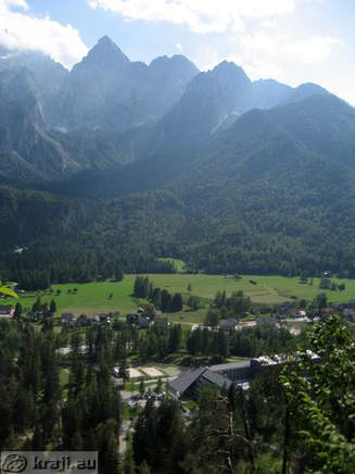 Gozd Martuljek in Špik s ceste proti Srednjemu Vrhu