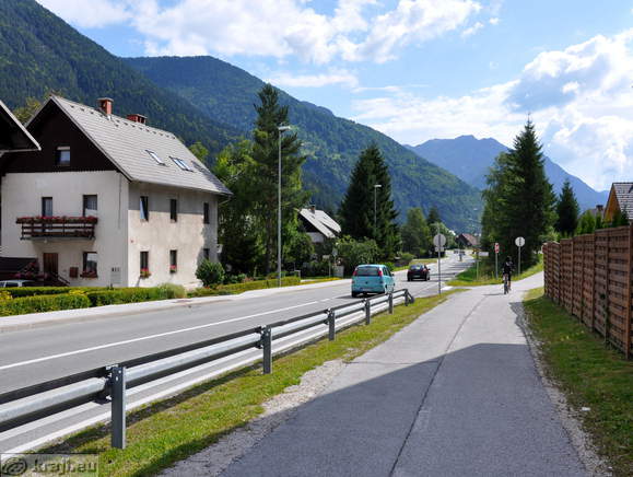 Pot ob cesti Kranjska Gora - Jesenice