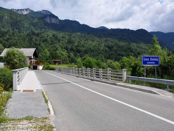 Most čez Savo Dolinko na koncu Mojstrane v smeri proti Jesenicah