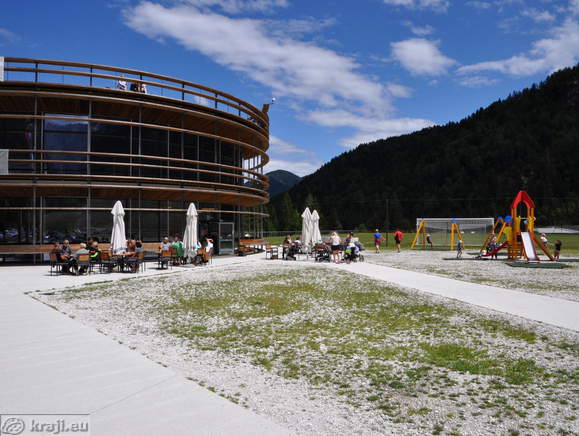 Snack bar (coffeeshop) with children's playground