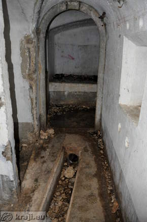 Vzemite svetilko, ker ni razsvetljave!