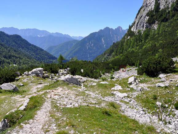 Že po nekaj metrih zavijemo desno s poti za Jalovec ...