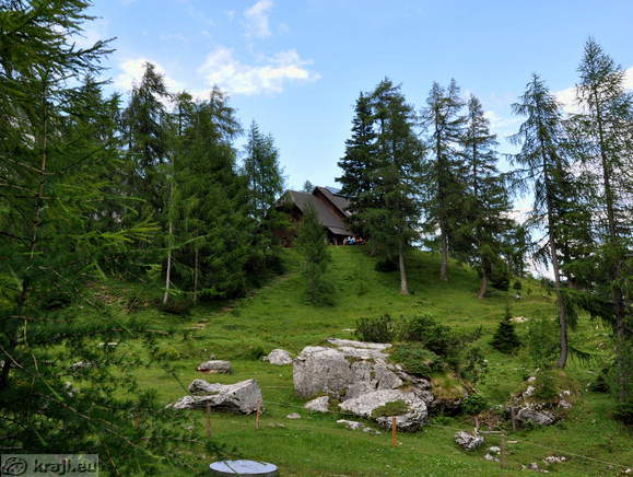 Erjavčeva koča s peš poti proti Poštarskemu domu