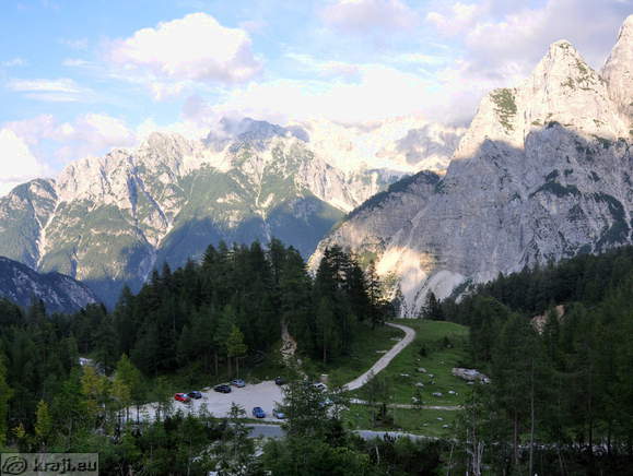 Erjavčeva koča ob cesti na Vršič