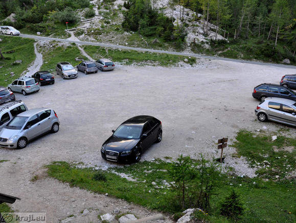 Pogled nazaj na parkirišče