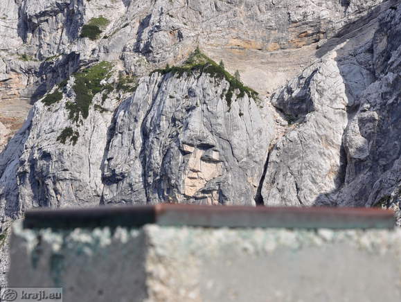 Ajdovska deklica na mizi