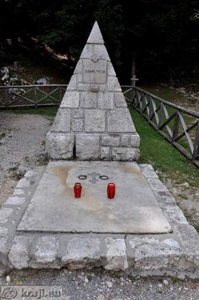 Grobnica s spomenikom v obliki piramide in napisom 