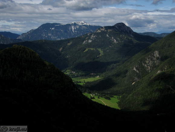 Pogled na Ravensko Kočno s poti na Češko kočo