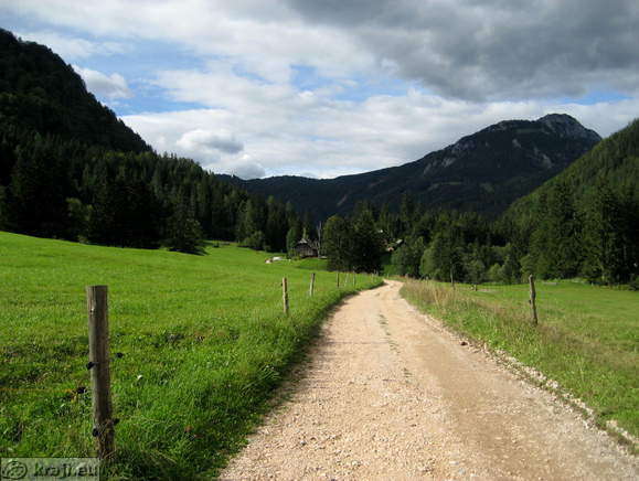 Ravenska Kočna in cesta, ki preseka dolino