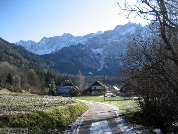 Cesta, ki se odcepi na glavnem križišču na Zgornjem jezerskem