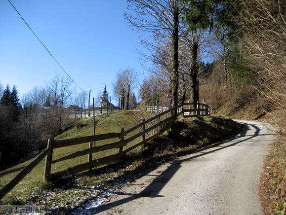 Asfaltirana cesta proti stari cerkvi