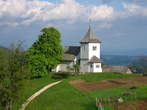 Sankaska koca Berghütte und Kirche von Hl. Peter - Cerkev Sv. Peter nad Begunjami