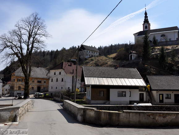 Stavbe pod cerkvijo in okrog lipe v Kamni Gorici