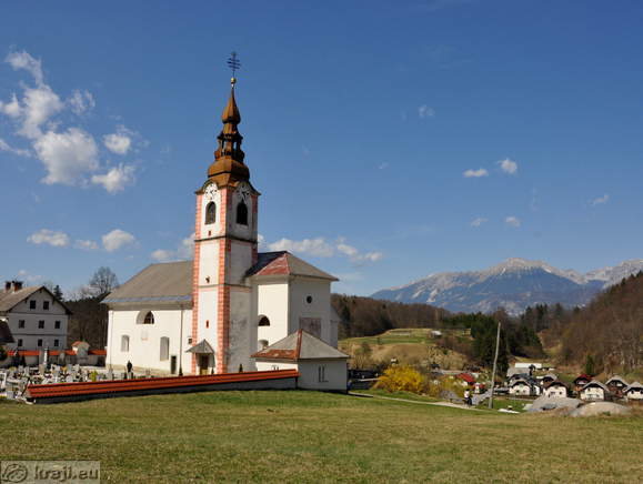 Cerkev sv. Trojice in Stol v ozadju