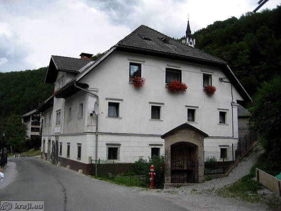 Lodn House with shrine (Kropa No. 7)