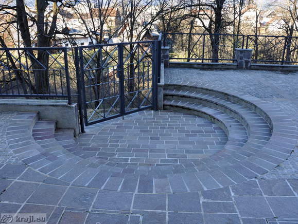 Small outside yard on the north side of Manor