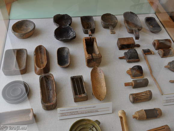 Feeders for hives with fixed combs and queen cages for adding queenbees
