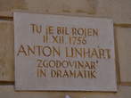 Rojstna hiša Antona Tomaža Linharta - Spominska plošča - Tu je bil rojen 11. XII. 1756 Anton Tomaž Linhart zgodovinar in dramatik 