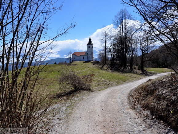 Cesta proti cerkvi sv. Križa
