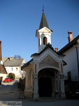 Kapelica v bližini cerkve in gradu