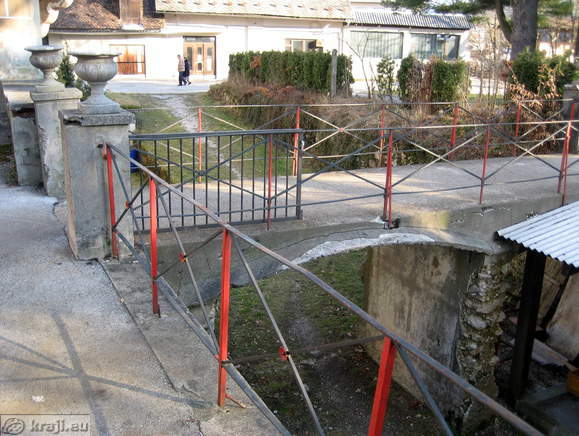 Starološki (Strahlov) grad - Obrambni jarek