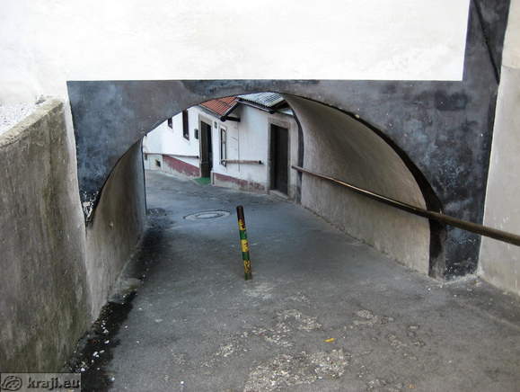 Prehod ob Mestni šoli proti Spodnjemu trgu 