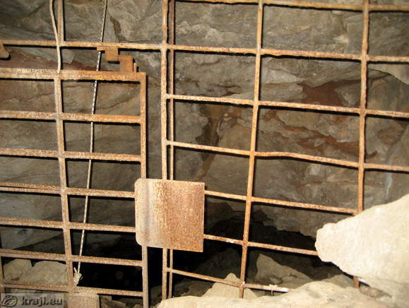 Zavarovan vhod v Marijino brezno