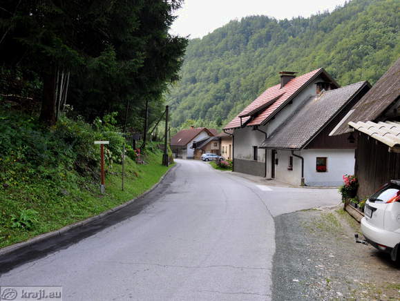 Desno je odcep za Razgled pot po Dovžanovi soteski