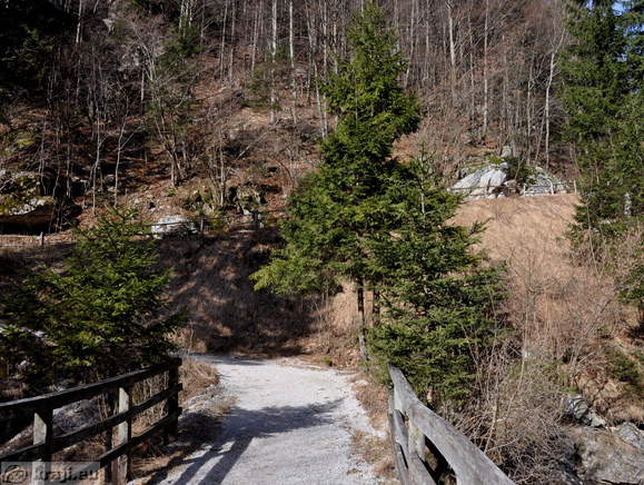 Arrival to the bridge at the cascades, in the background is path to the hamlet Na Jamah (At the Caves)