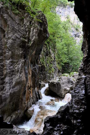 Pogled na Dovžanovo sotesko skozi Veliki predor