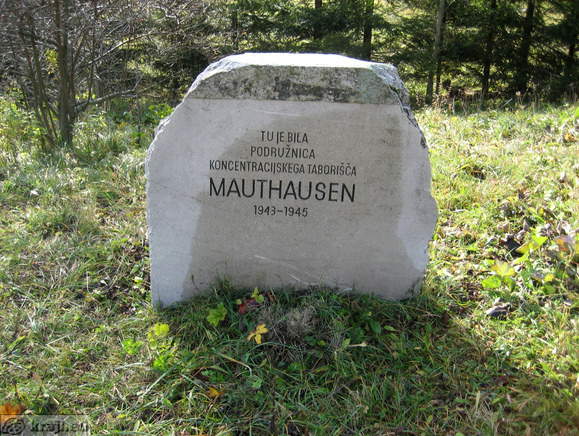 Kamnita plošča ob vstopu v nekdanje koncentracijsko taborišče