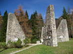 KZ Ljubelj (eine Tochtergesellschaft von Mauthausen) - Spomenik v spomin na koncentracijsko taborišče Ljubelj