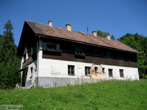 House in the starting part of the path to Stegovnik Waterfall