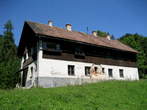 Stegovnik Waterfall - House in the starting part of the path to Stegovnik Waterfall 