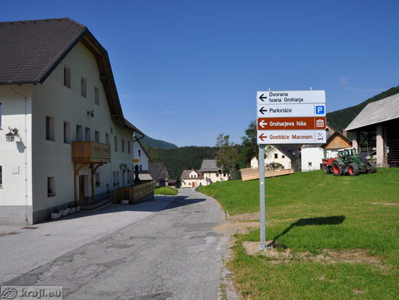 Usmerjevalna tabla za gostišče Macesen