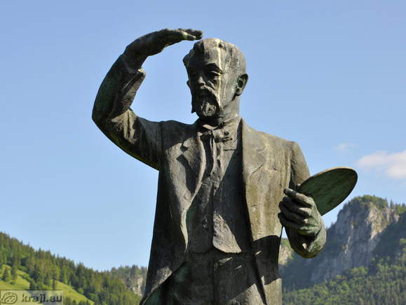 Pogled od blizu na spomenik Ivana Groharja