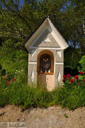 Sorica - Schrein in der Nähe der Kirche